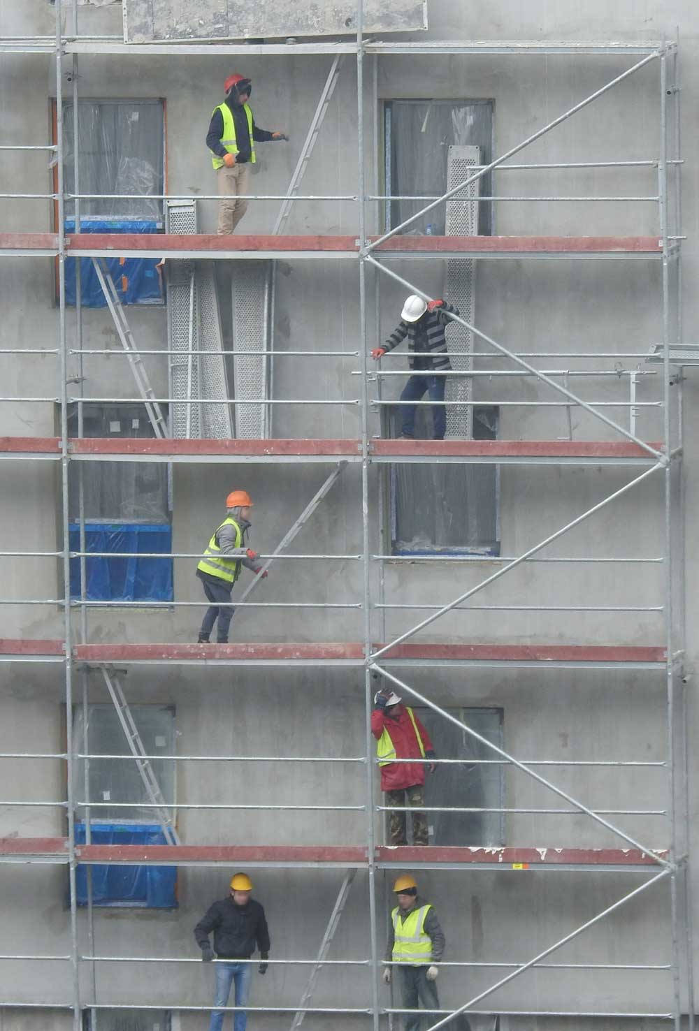 budowa mieszkań warszawskie osiedle pracownicy na rusztowaniu