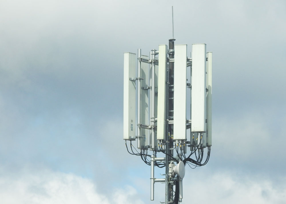 nadajnik sieci komórkowej na dachu bloku 5G w Warszawie