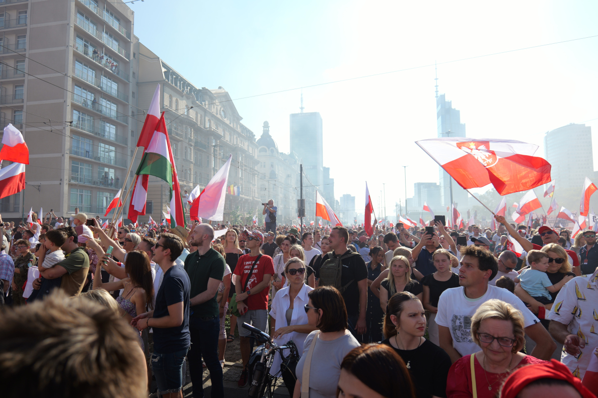 Mieszkańcy Warszawy zgromadzeni na Rondzie Daszyńskiego